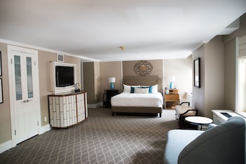 Deluxe Room, 1 King Bed, City View