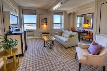 Fairmont Gold, Suite