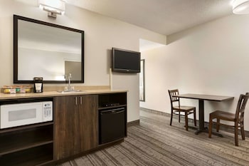 Suite, 1 Bedroom, Non Smoking (Upper Floor)