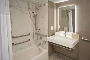 Room, 2 Queen Beds, Accessible (Bathtub)