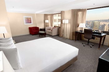 Deluxe Room, 1 King Bed, Corner (Mobility, Hearing, Roll-In Shower)