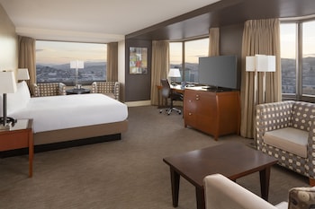 Suite, 1 Bedroom, Accessible (Mobility/Hearing, Roll-in Shower)