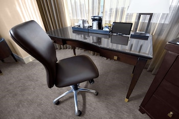 Deluxe Room, 1 King Bed, Corner (Deluxe View)