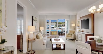 Superior Suite, 1 King Bed, Courtyard Area