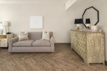 Executive Room, 1 King Bed, Refrigerator & Microwave, Courtyard View