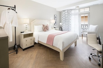 Classic Room, 1 Queen Bed, Refrigerator & Microwave, City View