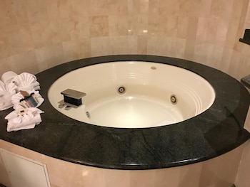 Grand Room, 1 King Bed, Jetted Tub, City View