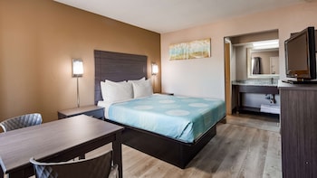 Standard Room, 1 Queen Bed, Smoking, Refrigerator & Microwave