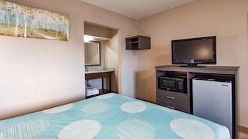 Standard Room, 1 Queen Bed, Smoking, Refrigerator & Microwave