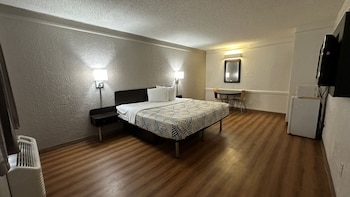 Deluxe Room, 1 King Bed, Non Smoking, Refrigerator & Microwave