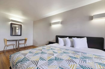 Deluxe Room, 1 King Bed, Non Smoking, Refrigerator & Microwave