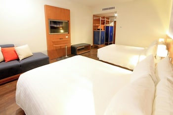 Room, 2 Queen Beds (No View)