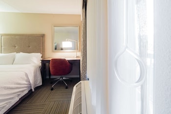Room, 1 Queen Bed, Accessible (Hearing, Roll-in Shower)