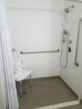 Business Room, 1 King Bed, Accessible, Non Smoking (Upgrade)