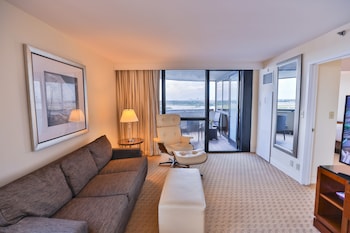 Suite, 1 King Bed, Accessible