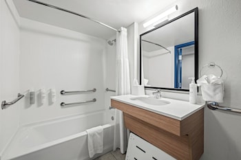 Room, 2 Queen Beds, Accessible (Roll-In Shower)