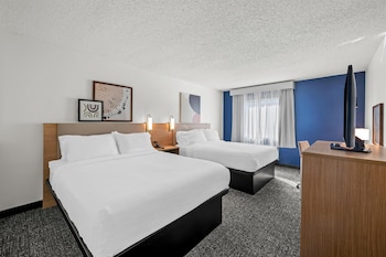Room, 2 Queen Beds, Accessible (Roll-In Shower)