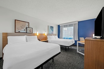 Room, 2 Queen Beds, Accessible (Roll-In Shower)