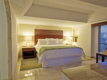 Infinite Ocean Front One Bedroom Master Suite (1 King)