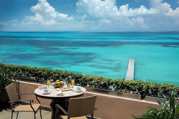 Infinite Ocean Front Honeymoon Master Suite (1 King)