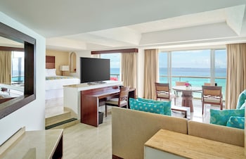 Infinite Ocean Front One Bedroom Master Suite (1 King)