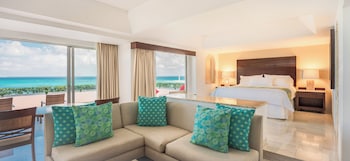 Infinite Ocean Front Honeymoon Master Suite (1 King)