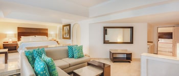 Infinite Ocean Front Two Bedroom Master Suite (1K+2Q)