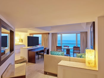 Infinite Ocean Front One Bedroom Master Suite (1 King)