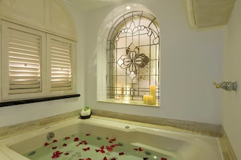 Infinite Ocean Front Honeymoon Master Suite (1 King)