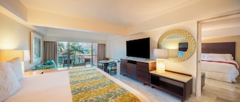 Ocean Front Two Bedroom Family & Friends Suite (1K+2Q)