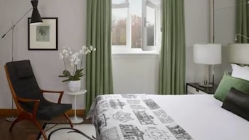 Fashion Suite king bed