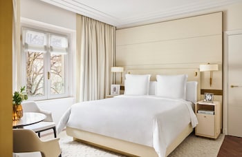 Deluxe Room, 1 King Bed