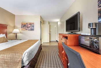 Standard Room, 1 King Bed, Non Smoking, Refrigerator