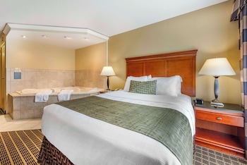 Suite, 1 Queen Bed, Jetted Tub, Pool View (Walk-in Shower)
