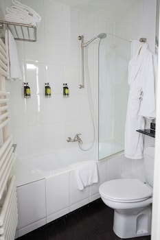 Classic Room, 1 Queen Bed, Courtyard View, Courtyard Area