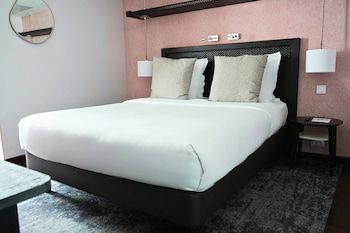 Classic Room, 1 Queen Bed, Courtyard View, Courtyard Area