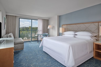 Deluxe Room, 1 King Bed with Sofa bed, Resort View (Balcony)