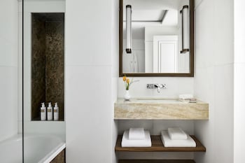 Junior Suite (Signature Extra Bed 2 Ad + 1 Ch)