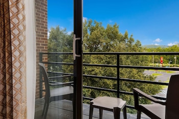 Standard Room, 1 King Bed, Non Smoking, Balcony (Balcony)