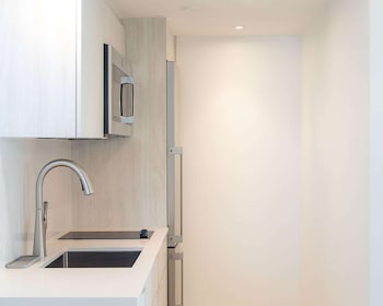 Suite, 1 King Bed, City View