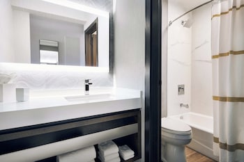 Room, 1 King Bed (Hearing Accessible)
