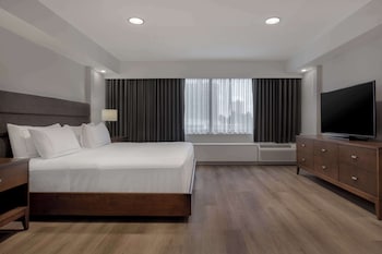 1 King Bed Suite with Living Room