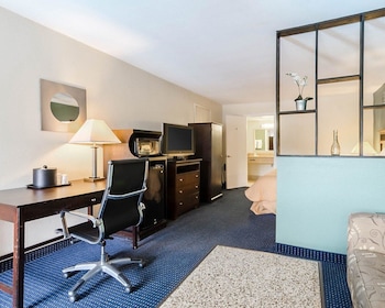 Signature Suite, 1 King Bed, Non Smoking, Poolside
