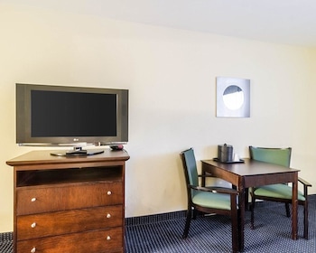 Signature Suite, 1 King Bed, Non Smoking, Poolside