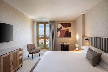 Deluxe New City Renovated