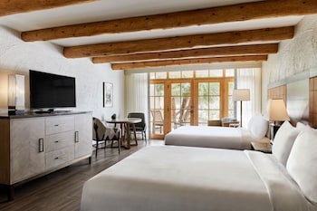 Deluxe Room, 2 Queen Beds (Mobility/Hearing Accessible, Tub)
