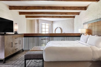 Suite, 1 King Bed, Mountain View