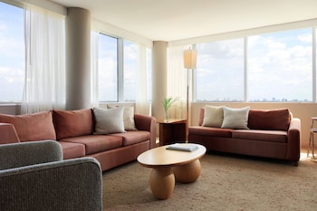Executive Suite, 1 King Bed with Sofa bed, Lake View