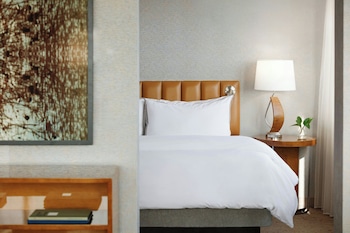 Executive Suite, 1 King Bed with Sofa bed, Lake View