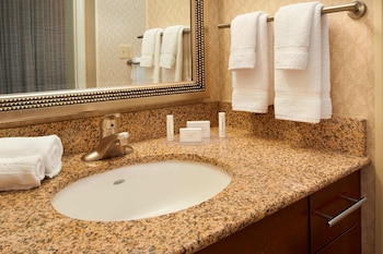 Suite, 1 Queen Bed with Sofa bed, Accessible (Mobility Roll in Shower One Bedroom)